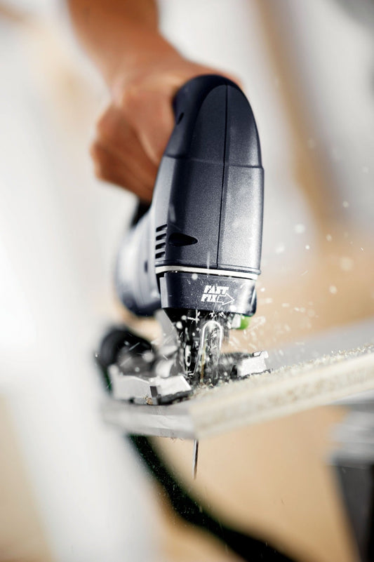 Festool TRION PSB 300 EQ-Plus Pendelstichsäge beim Sägen in Holz mit sichtbarer Sägeblattführung