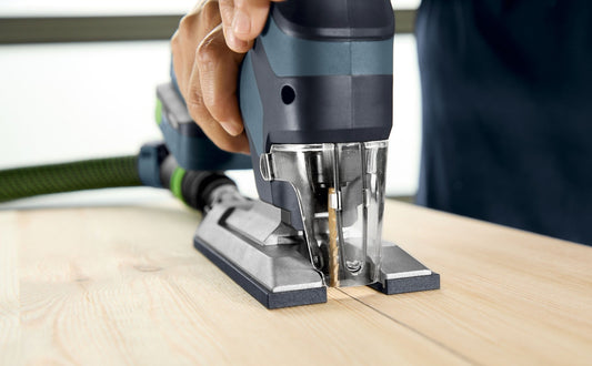 Festool Splitterschutz SP-PSC 500/5 wird an Stichsäge angebracht, verhindert Ausreißen beim Schneiden in Holzwerkstoff