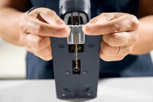 Festool Splitterschutz SP-PSC 500/5 wird in Stichsäge eingeführt, Hände zeigen Anbringung