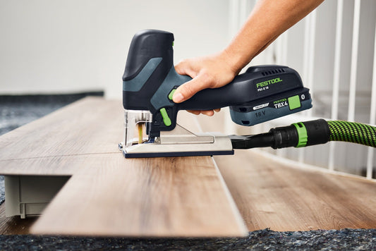 Festool PSC-E 18 Akku-Pendelstichsäge beim Sägen von Holz mit 18V Akku und Führungsrolle