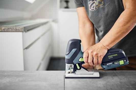 Festool PSC-E 18 EB-Basic Akku-Pendelstichsäge mit 18V Akku beim Sägen von Kunststoff in Küchenwerkstatt.