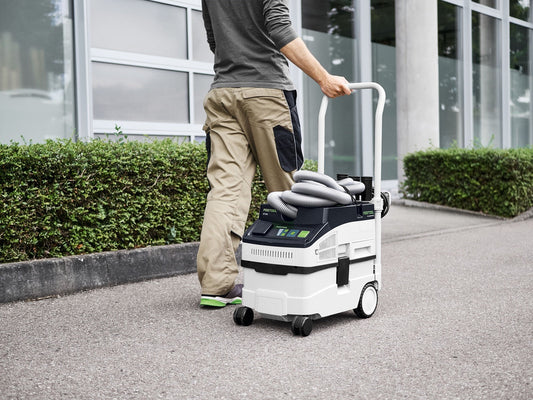 Festool Schubbügel SB-CT COMP für Absaugmobile, Mann schiebt mobiles Absauggerät auf Hof