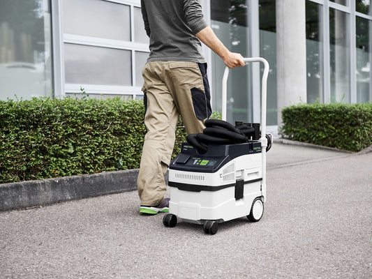 Festool CLEANTEC CT 15 Absaugmobil in Anwendung auf Betonoberfläche mit Handgriff bedient