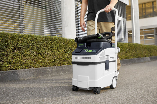 Festool CLEANTEC CT 25 Absaugmobil mit Fahrwerk in Außenansicht, von Person gehalten