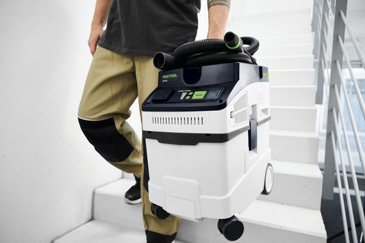 Festool CLEANTEC CT 25 Absaugmobil mit Saugschläuchen auf Treppe, Anwendungsbeispiel auf Baustelle.