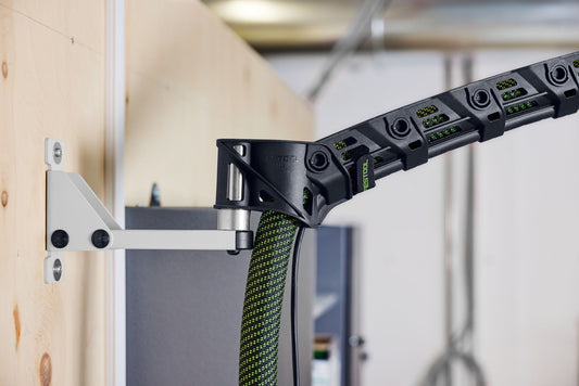 Festool Absaugarm CT-ASA FLX W mit Wandhalterung und modularer Kettenkonstruktion in Werkstatt montiert
