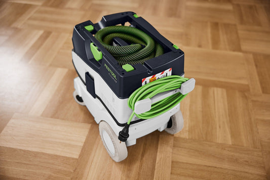 Festool CLEANTEC CTL 26 Absaugmobil mit grünem PUR-Kabel, Radüberziehern und Schuhüberziehern auf Parkett.