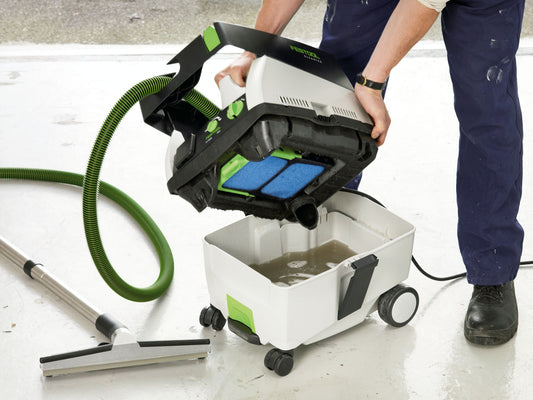 Festool Nassfilter NF-CT MINI/MIDI mit Schaumstofffiltern in Absauganlage beim Aufsaugen von Flüssigkeiten