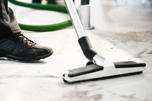 Festool Bodendüse D 50 BD 450 bei der Anwendung auf Betonboden mit Absaugschlauch