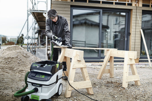 Festool CLEANTEC CTM 26 Absaugmobil bei der Anwendung auf Baustelle, Staubabsaugung beim Schleifen von Holz