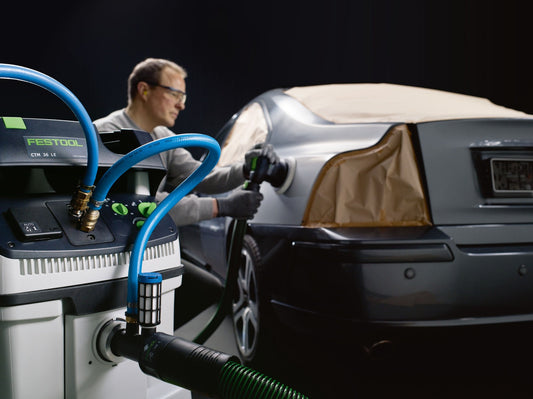 Festool CTM 36 LE Absauganlage mit blauem Druckluftschlauch bei der Anwendung an Auto-Lackierung