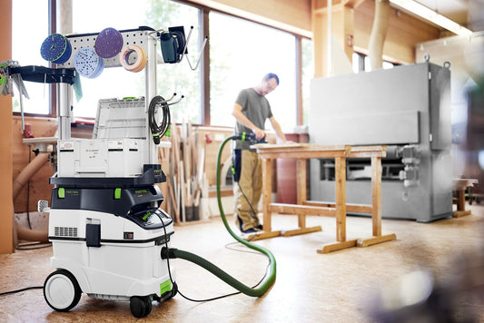 Festool CTL 36 EI AC Absaugmobil mit Zubehörhalterung und Schleiftellern in Werkstatt-Einsatz.
