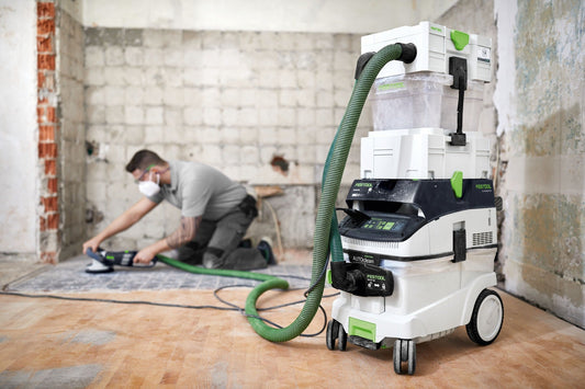 Festool CLEANTEC CTL 36 EI Absaugmobil mit grünem Saugschlauch im Einsatz auf Baustelle beim Schleifen