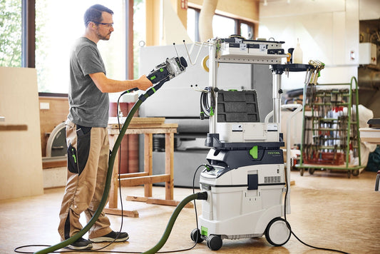 Festool CLEANTEC CTM 48 EI Absaugmobil in der Anwendung mit Akku-Schleifer in der Werkstatt