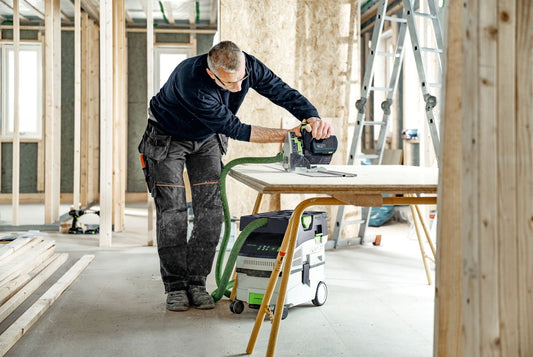 Festool CTMC MIDI I-Basic Akku-Absaugmobil mit Staubklasse M Filtration beim Absaugen an Werkstück auf Baustelle