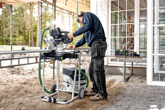 Festool Akku-Absaugmobil CTLC MIDI im Praxiseinsatz bei Gehrungssäge mit Staubabsaugung auf Baustelle
