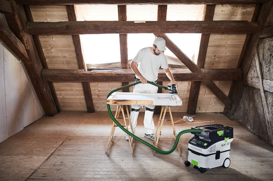 Festool CLEANTEC CTLC MIDI I-Basic Akku-Absaugmobil mit Staubabsaugung beim Schleifen an Werkstück auf Arbeitstisch