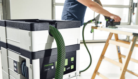 Festool CTLC SYS I Akku-Absaugmobil CLEANTEC mit grünem Absaugschlauch im Einsatz auf Baustelle