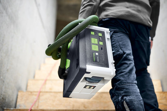Festool CTLC SYS I-Basic Akku-Absaugmobil in Systainerform, von Handwerker mit grünen Schutzhandschuhen getragen