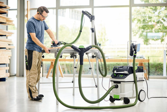 Festool Y-Ventil SV-AS D50 SWT mit Absauganlage und Schleiftisch in Anwendung beim Schleifen