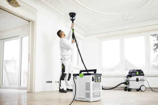 Festool Luftreiniger SYS-AIR M in Systainer-Form auf Baustelle mit Absauganlage und Handschleifen-Anwendung.