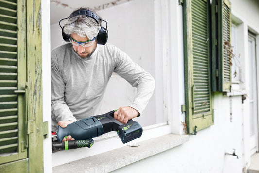 Festool Akku-Säbelsäge RSC 18 EB-Basic Anwendung beim Sägen in Fensterrahmen mit Akku