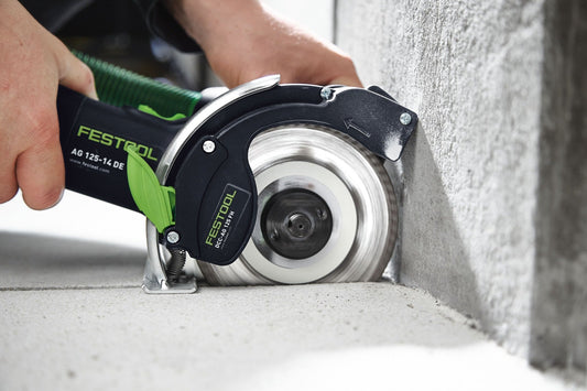 Festool DSC-AG 125 FH-Plus Freihand Trennsystem beim Schneiden von Betonwerkstein mit freier Sicht auf Schnittstelle