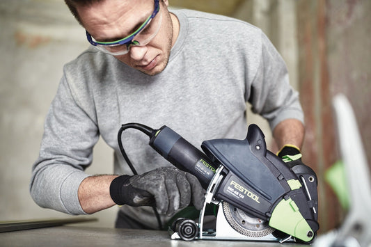 Festool DSC-AG 125-Plus Diamant Trennsystem in Anwendung beim Schneiden mineralischer Materialien mit Staubabsaugung