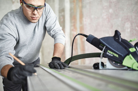 Festool Diamant Trennsystem DSC-AG 125-Plus-FS mit Führungsschiene beim präzisen Schneiden mineralischer Materialien auf