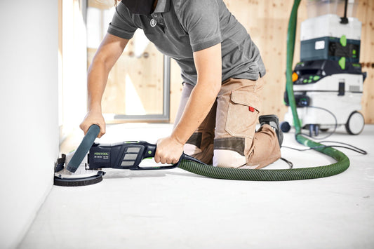 Festool RENOFIX RG 130 ECI-Plus Sanierungsschleifer in Anwendung beim Schleifen von Untergrund mit Absauganlage