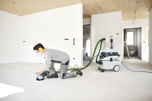 Festool RENOFIX RG 130 ECI-Plus Sanierungsschleifer im Einsatz mit Absauganlage auf Baustelle