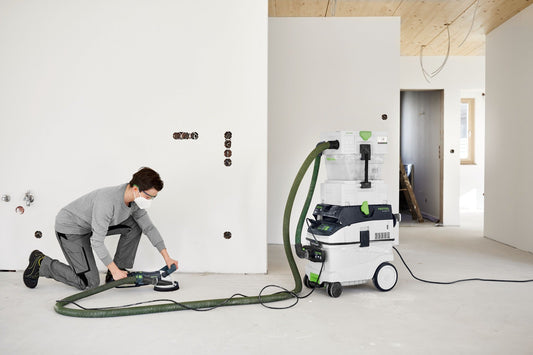 Festool CLEANTEC CTL 36 EI AC-RENOFIX Absaugmobil im Einsatz beim Schleifen mit Absauganlage und Schlauch