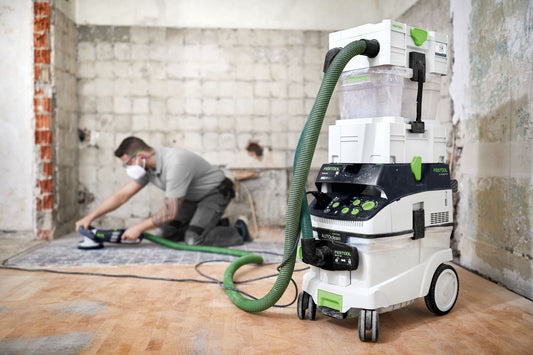 Festool RENOFIX RG 130 Sanierungsschleifer mit Absauganlage im Einsatz beim Schleifen von Betonwand, Anwendungsbeispiel in