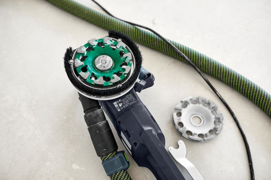 Festool Diamantscheibe grün mit Diamantsegmenten auf RG Renovierungsfräse, Zubehörteile daneben