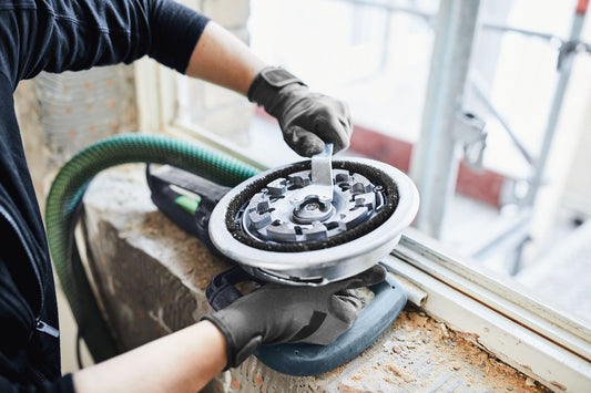 Festool Führungstisch GT-RG 130 mit Absaugschlauch bei der Anwendung auf Werkstück