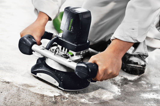 Festool Renovierungsfräse RG 150 mit Bürstenkranz im Einsatz auf Betonboden, Anwendungsbeispiel beim Fräsen