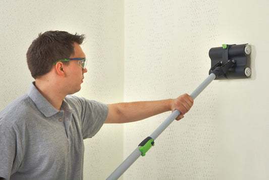 Festool TP 220 Tapetenperforierer im Einsatz an Wand mit Teleskopstab und Schutzbrille
