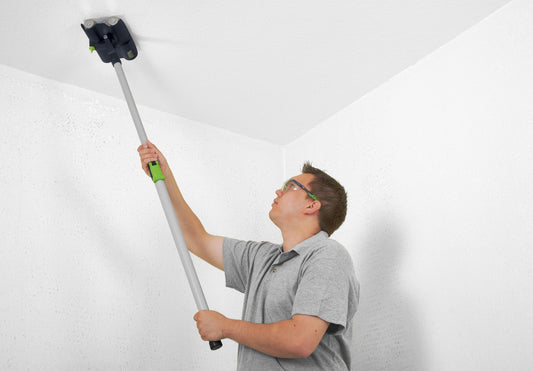 Festool Tapetenperforierer TP 220 mit Teleskopstab bei Deckenarbeiten, Anwendungsbeispiel
