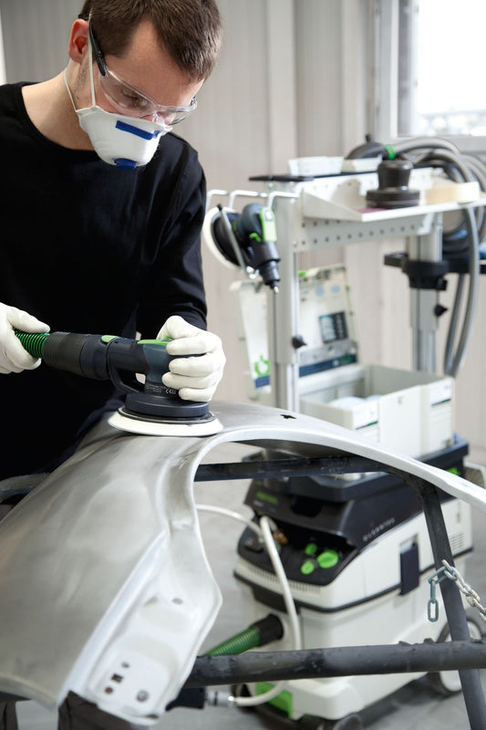 Festool LEX 3 150/7 Druckluft-Exzenterschleifer beim Schleifen einer gewölbten Autofläche mit Absauganlage