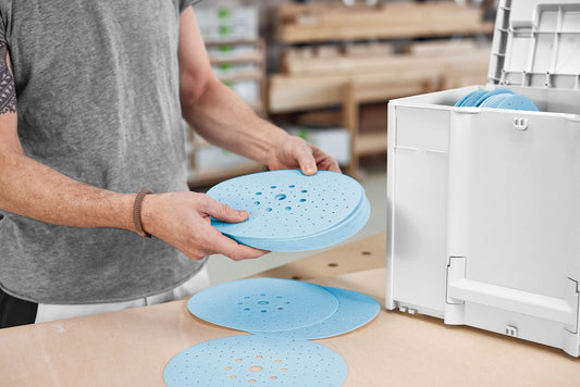 Festool Granat Schleifscheiben D225 in blau, Handgriff zeigt verschiedene Körnungen aus dem Systainer³