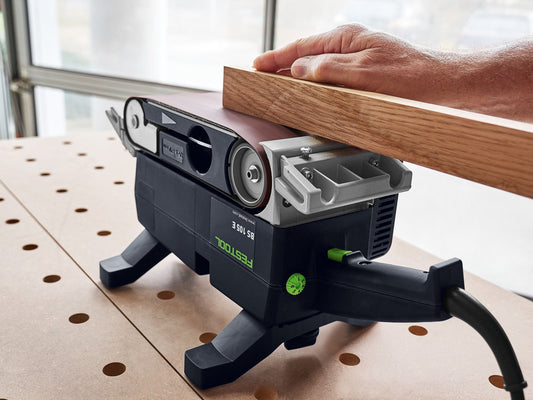 Festool Bandschleifer BS 105 mit Schleifband beim Schleifen von Holzwerkstoff
