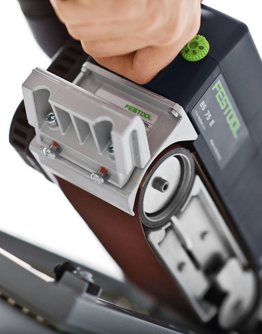 Festool Bandschleifer BS 75 mit Schleifband Rubin und grüner Schleiftellerfläche im Einsatz