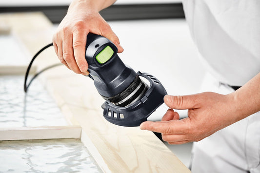 Festool Protector Schutzvorrichtung wird von Hand an Schleifteller angebracht zum randnahen Schleifen
