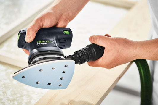 Festool DTS 400 REQ Deltaschleifer beim Schleifen einer Holzkante mit dreieckiger Schleifplatte