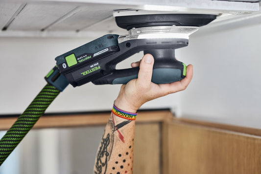 Festool DTSC 200 Akku-Deltaschleifer in Anwendung an Decke mit LED-Lichtring und Schleifschuh
