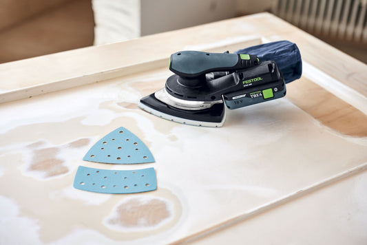 Festool DTSC 200 Deltaschleifer mit Granat Schleifblättern in Dreieckform auf Holzoberfläche