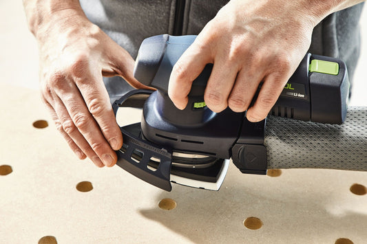 Festool Akku-Deltaschleifer DTSC 400 in Anwendung beim Schleifen mit Lochplatte, Hände halten Schleifer.