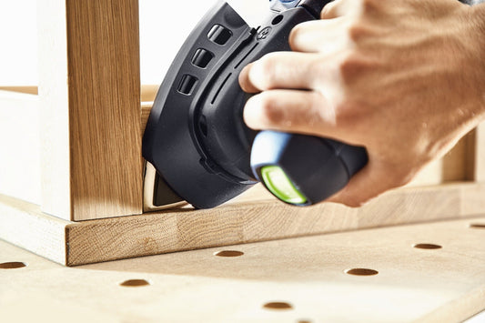 Festool Deltaschleifer beim Schleifen von Holz mit Granat Schleifblatt auf Werkstück