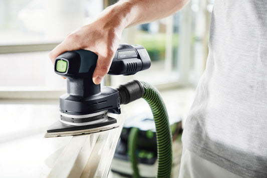 Festool Exzenterschleifer ROTEX mit Staubabsaugschlauch in Anwendung beim Schleifen