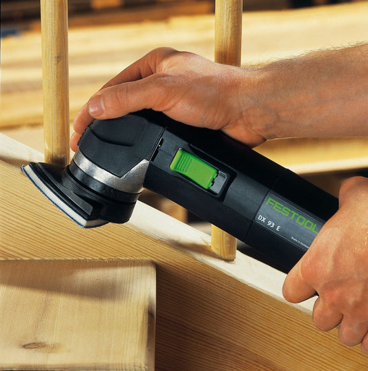 Festool DX 93 E Schleifschuh mit grünem Schalter im Einsatz auf Holzwerkstück